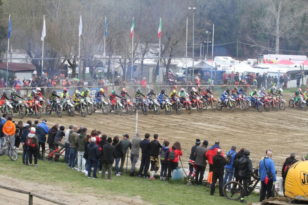 Una partenza del campionato toscano MX al Santa Barbara