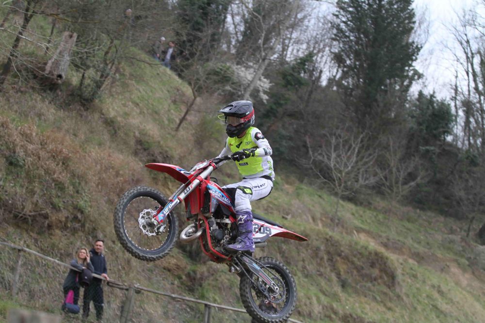 Andrea Solai in volo durante una prova di campionato MX