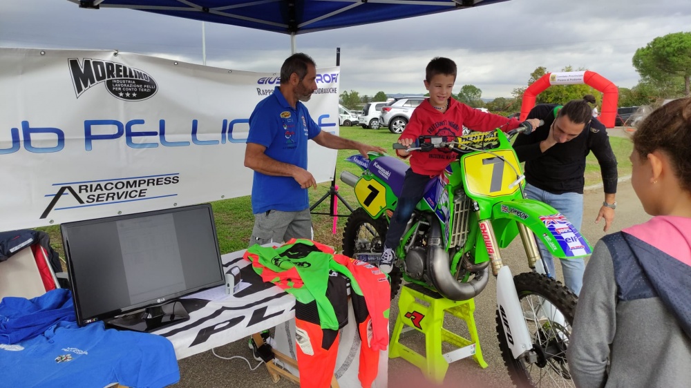 Uno scatto d che ritrae lo stand del MC Pellicorse con Italo Intotero (ph Comune di San Miniato)