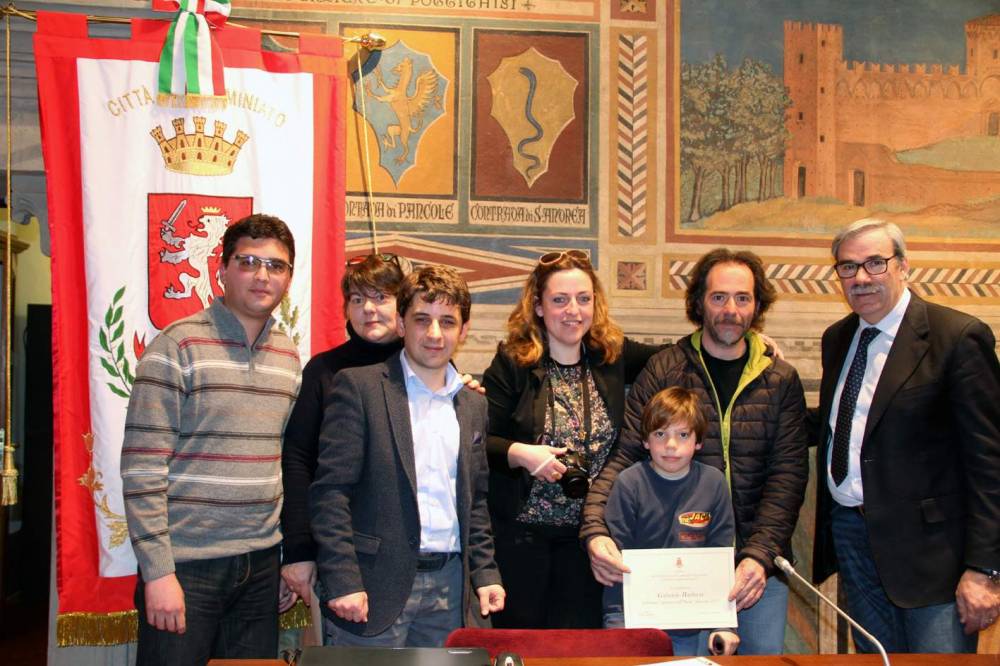 Da sx Matteo Sardi, Donatella Aramini, David Spalletti, Luca in mezzo alla mamma e al babbo e il sindaco Vittorio Gabbanini