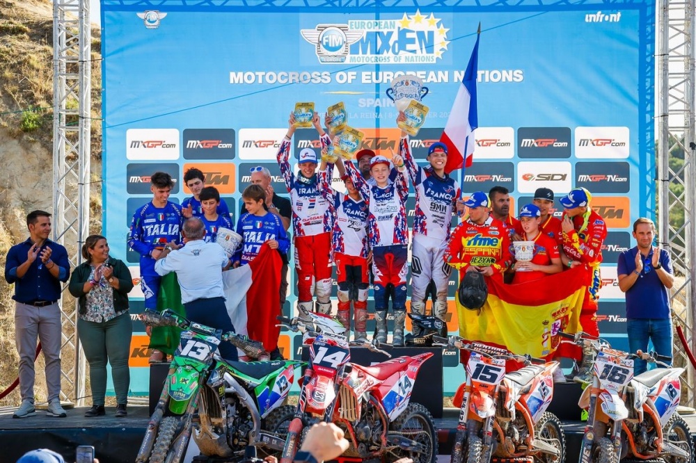 Il podio assoluto con l'Italia seconda (ph MXGP)