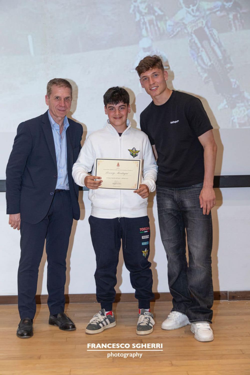 Lorenzo Montagni, al centro, premiato dalle autorità locali durante la cerimonia