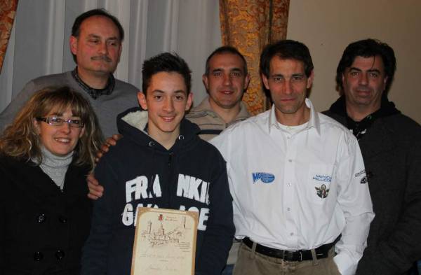 Manuel con i genitori, il presidente Sardi e alcuni soci del MC Pellicorse