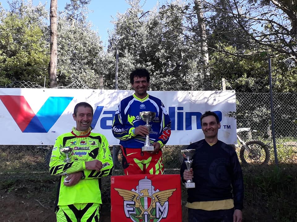 Paolo Grossi al centro del podio dopo la doppia affermazione di manche nella Over MX1 Superveteran