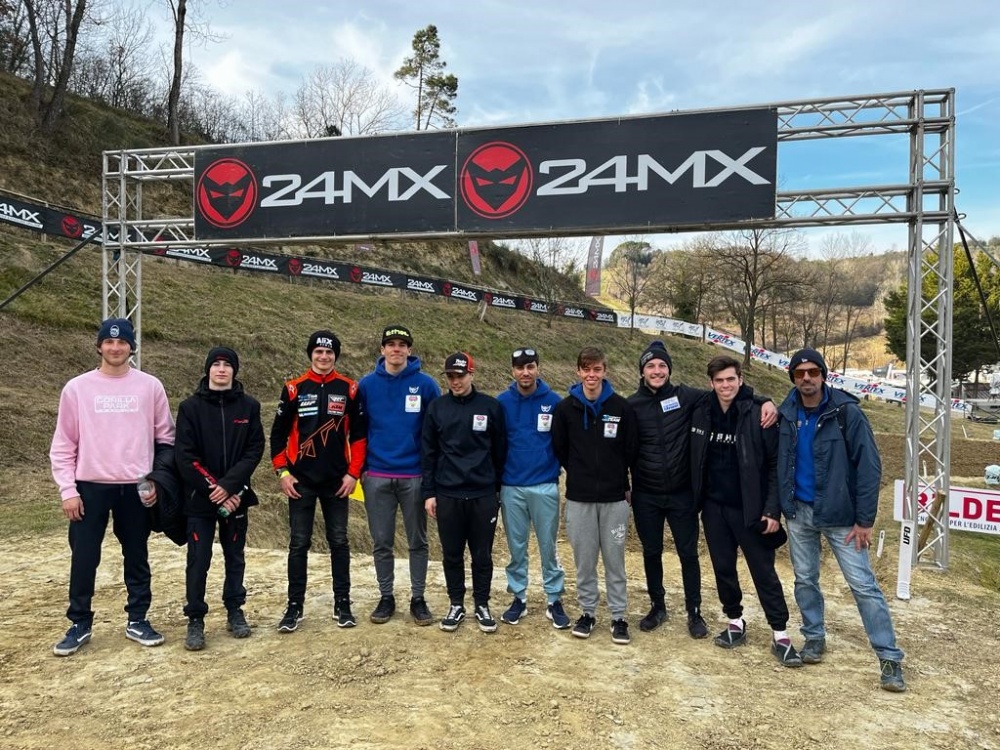 Il Gruppo dei Pata Talenti Azzurri FMI Motocross insieme al Tecnico FMI Cristiano Doimi