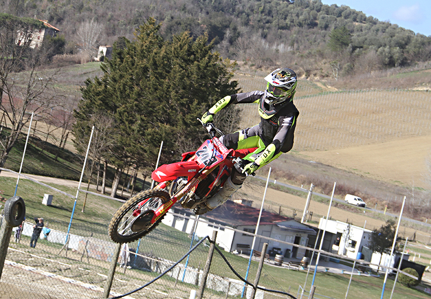 Tim Gajser in volo oggi al crossdromo Santa Barbara