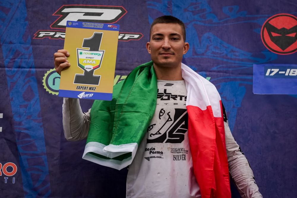 Vittorio Villani mostra la targa oro di campione italiano MX2 Expert AMA 2026